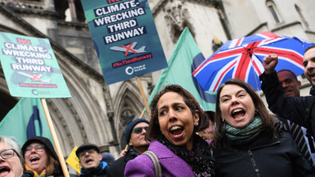 Екоактивисти в Лондон празнуват победа след решението на съда за третата писта на 