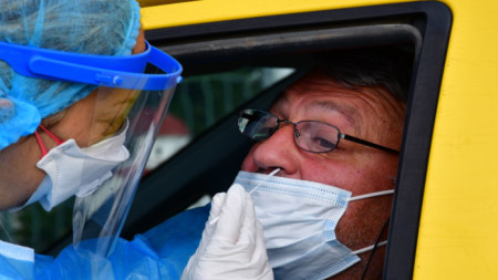 Проба за коронавирус на шофьор в Пелопонес