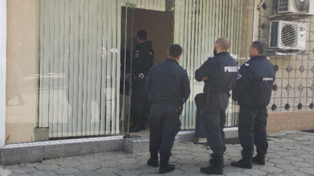 Полицаи на входа на офис на Миню Стайков в Карнобат при съвместната акция на спецпрокуратурата с МВР и ДАНС.

