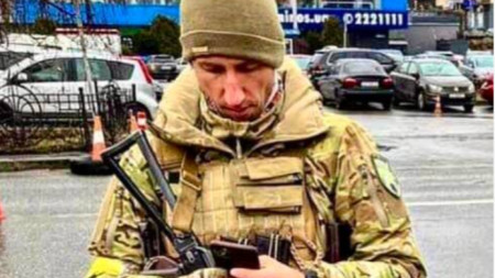 Серхий Стаховски в пълно бойно снаряжение в Киев.