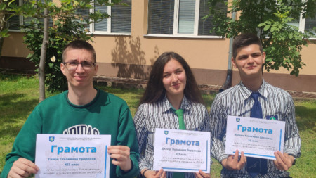 Отличниците на ПМГ във Враца и доброволци в Общинската академия по математика - отляво Тимон, Деница - в средата, и Калоян.