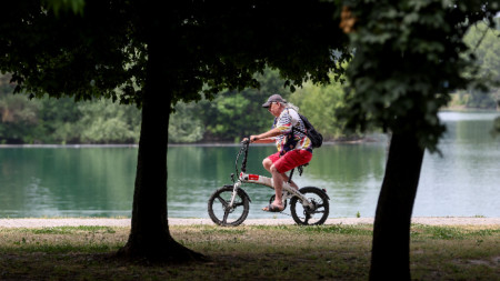 Велосипедист край езерото Ярун, Загреб.