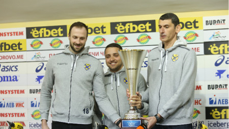 Попов (вдясно) с шампионската купа.