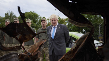 Британският премиер Борис Джонсън гледа повредена руска военна техника, изложена на площад в Киев, 17 юни 2022 г.