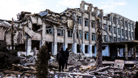 Разрушена сграда на училище в украинския град Житомир. 