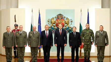 Държавният глава Румен Радев отличава с Почетния знак на президента трима военнослужещи за значимия им принос към националната сигурност в мирно време