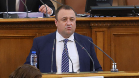 Министърът на земеделието Иван Иванов говори от трибуната в Народното събрание