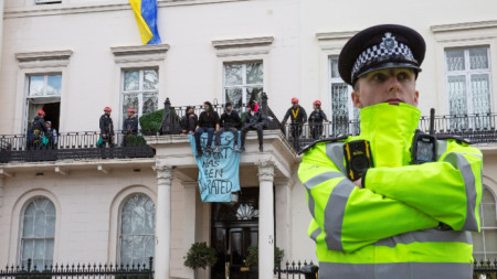 Протестиращи в Лондон срещу руската агресия в Украйна окупираха апартамент