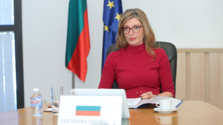 Екатерина Захариева по време на видеоконферентна връзка, чрез която се състоя Съвет „Външни работи“.