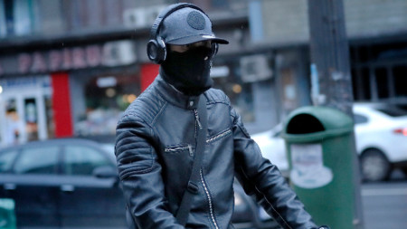 Жител на Букурещ се придвижва със защитна маска, 15 март 2020 г.