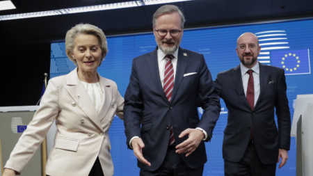 Урсула фон дер Лайен, Петър Фиала и Шарл Мишел след срещата на върха на ЕС в Брюксел