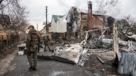 Украински военни до отломки от свален летателен апарат в Киев, 25 февруари 2022 г.