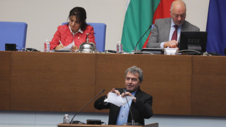 Депутатите провеждат редовно заседание на парламента. На снимката: председателят на ПГ на ИТН Тошко Йорданов.