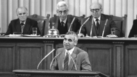 Желю Желев говори пред Великото Народно събрание през лятото на 1990 г.