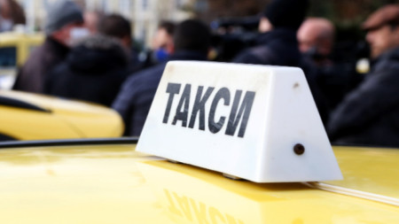 Такситата в Бургас са задължени да вдигнат първоначалната си тарифа