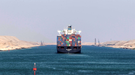Голям товарен кораб се е завъртял странично в Суецкия канал