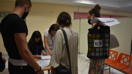 Приемането на изборните книжа в РИК-Сливен.