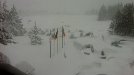Сняг блокира 180 спортисти във високопланинската база „Белмекен“