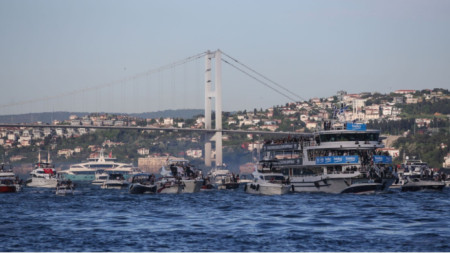 Движението на кораби през Босфора в Истанбул е спряно поради
