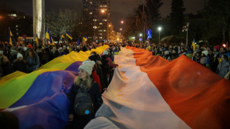 Поляци демонстрират в знак на солидарност с Украйна след една година война на нейна територия