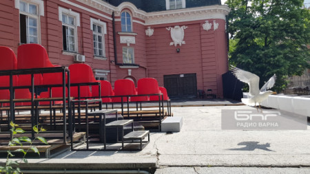 Новата лята сцена зад театъра във Варна