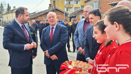 Вътрешният министър Калин Стоянов (вляво) разговаря с кмета на Болярово Христо Христов.