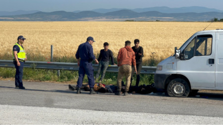 Migrantes ilegales en la carretera Tracia, foto: BGNES