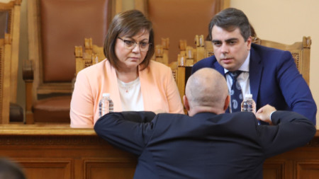Вицепремиерите Корнелия Нинова (вляво) и Асен Василев в НС.