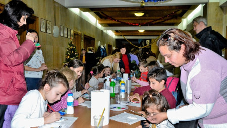 Във Велико Търново се завръща традицията да се изработват и изпращат хартиени картички за Рождество