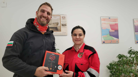 Лазар Радков (вляво) дарява автоматичен дефибрилатор на Професионалната гимназия по химични и хранително-вкусови технологии 