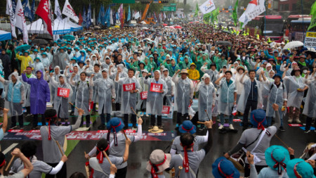 Протестиращите се събраха, за да поискат оставката на президента Юн Сук-йол и да се противопоставят на изпускането на радиоактивна вода от АЕЦ 