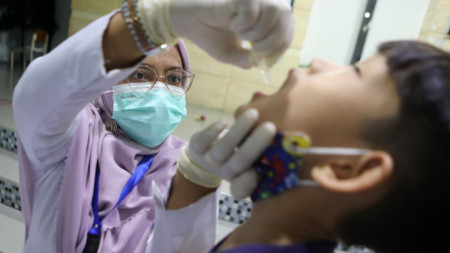 Имунизация срещу срещу полиомиелит (детски паралич) в Индонезия