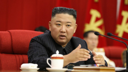 Ким Чен-ун на срещата с висшето партийно ръководство на КНДР.