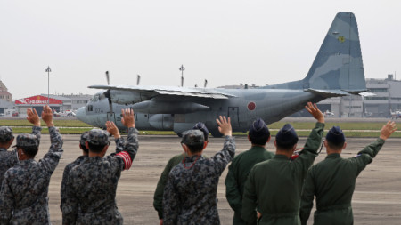 Военно-транспортен самолет C-130 заминава за Джибути, за да подготви евакуацията на японските граждани от Судан, база Комаки, Япония, 21 април 2023 г. 