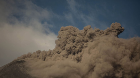Вулканът Суфриер изригна в петък за първи път от 40