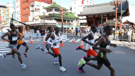 Елиуд Кипчоге (с бяло в средата) спечели маратона на Токио