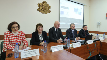 Education minister Galin Tsokov (middle)