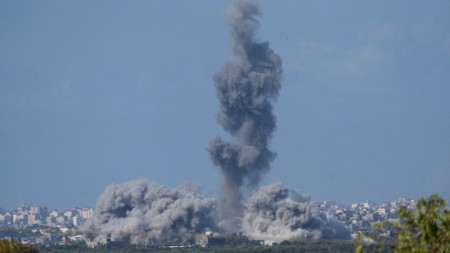 Пушек се издига след израелски въздушен удар по ивицата Газа.