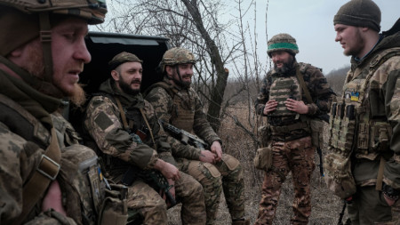 Украински войници на позиция край Бахмут