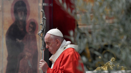 Папа Франциск постави началото на маратон от молитви с цел