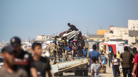 Вътрешно разселени палестинци напускат с вещите си след заповед за евакуация, издадена от израелската армия, в Рафах, южната част на Ивицата Газа, 8 май 2024 г.