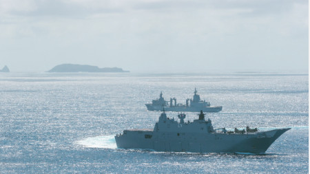 Корабите на Кралския австралийски флот (RAN) HMAS Supply (на втори план) и HMAS Adelaide, плаващи близо до подводния вулкан Hunga Tonga-Hunga Ha'apai, Тонга, архив, 2022 г. 