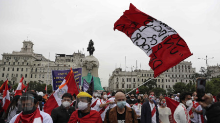 Протест „срещу комунизма“ на площад Сан Мартин в Лима, 29 май 2021 г. Акцията идва на фона на напрежение преди втория тур от президентските избори на 6 юни между Педро Кастильо и Кейко Фухимори. 