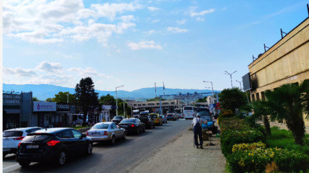 Опашката от автомобили изчакващи да преминат на гръцка територия през