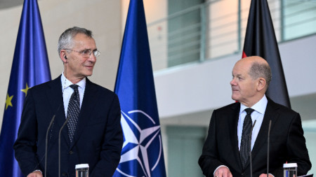 Генералният секретар на НАТО Йенс Столтенберг (вляво) и канцлерът на Германия Олаф Шолц