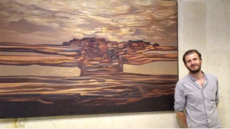 Александър Манев пред една от картините на баща си Никола Манев