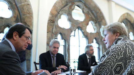 Специалният пратеник на генералния секретар на ООН Джейн Хол Лют разговаря с кипърския президент Никос Анастасиадис в Никозия.