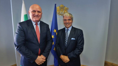 El ministro búlgaro de la Educación y la Ciencia, prof. Galin Tsokov, con el embajador de Argentina en Bulgaria, Excmo. Sr. Alejandro Zothner Meyer.