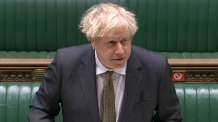 Доклад на британски депутати остро критикуват премиера Борис Джонсън за
