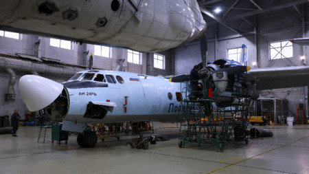 Пътнически самолет Ан-24 на летището в Якутск